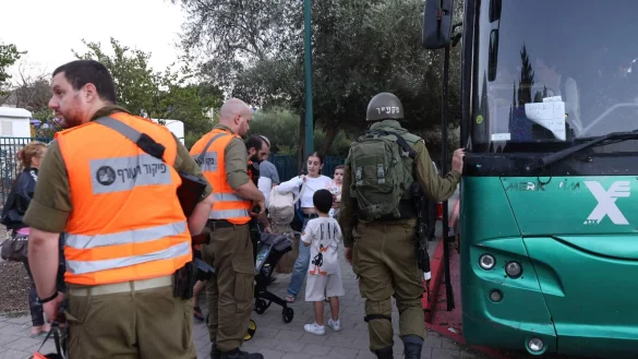 Soldaten der israelischen Armee helfen am 20. Oktober 2023 bei der Evakuierung von Bewohnern der n&ouml;rdlichen Stadt Kiriat Schmona nahe der Grenze zum Libanon. - &copy; Jalaa MAREY / AFP