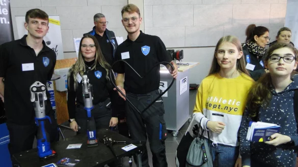 Geselle Niklas Artelt vom "TR Geb&auml;udeservice" (Mitte) zeigt den Realsch&uuml;lerinnen Lisa und Selina (von rechts), wie man ein Herz aus Wasserrohr bastelt. Von links: Malte Runge, Michelle Budde, Niklas Artelt, Selina und Lisa (Heinrich-Drake- Realschule). (Foto: Hajo G&auml;rtner). - &copy; Hajo G&auml;rtner