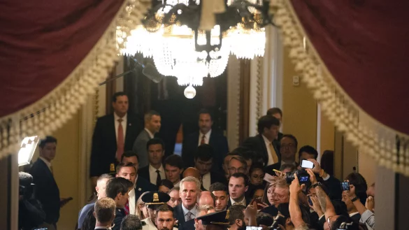 Kevin McCarthy, Abgeordneter und ehemals Vorsitzender des US-Repräsentantenhauses, verlässt das Repräsentantenhaus, nachdem er als Sprecher abgesetzt wurde. Zum ersten Mal in der US-Geschichte ist ein Vorsitzender des Repräsentantenhauses durch ein Parlamentsvotum von seinem mächtigen Posten abgesetzt worden. - © dpa