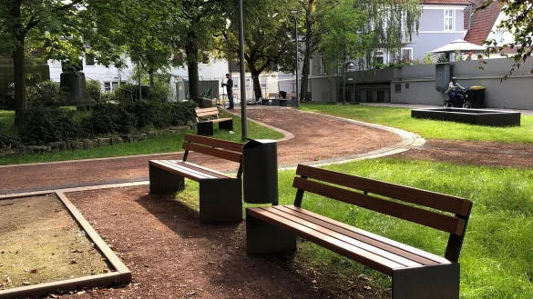 Der Kirchplatz hat unter anderem neue Wege und neues Mobiliar erhalten. - &copy; Thomas Reineke