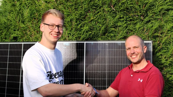 Gerrit Hantke (links) hat mit seinem Vorschlag für einen "Slogan für Augustdorf" überzeugen können. Der Fraktionsvorsitzende der Freien Wählergemeinschaft Martin Thiel gratuliert dem Gewinner. - © Freie Wählergemeinschaft Augustdorf