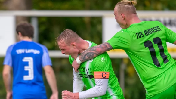 Riesig freut sich J&ouml;rn Seifert (links) &uuml;ber seinen Ausgleichstreffer. Nicht minder freut sich S&ouml;ren Seifert (gr&uuml;n, rechts) mit dem Torsch&uuml;tzen. - &copy; EGON PENNER