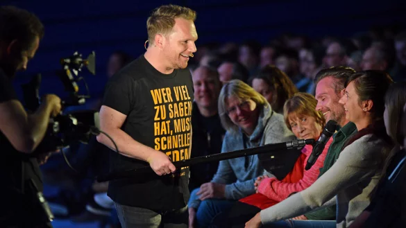 Die erste Reihe muss ran: Ralf Schmitz sucht den Kontakt zum Publikum. - &copy; Nicole Ellerbrake