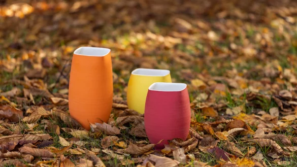 Beim T&ouml;pfermarkt im Ziegeleimuseum werden die unterschiedlichsten Keramikprodukte angeboten - auch ganz moderne und farbenfrohe. - &copy; Fotorechte: LWL Landschaftsverband