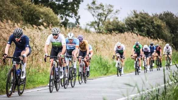 Henry Schnetg&ouml;ke (links) gibt das Tempo vor. - &copy; Sportograf.com