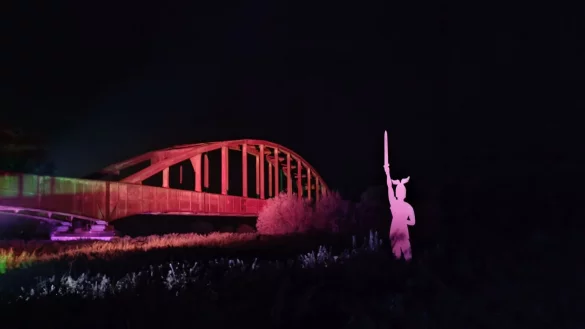 Bei dem Event "H&ouml;xter leuchtet" ist der "Hermann" vor der alten Eisenbahnbr&uuml;cke ein echter Blickfang gewesen. - &copy; LGS H&ouml;xter