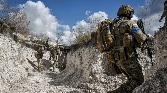 Soldaten der 3. separaten Angriffsbrigade der Ukraine trainieren Angriffsaktionen im Graben. Denn Putins Truppen haben sich mittlerweile auf einen Stellungskrieg mit Sch&uuml;tzengr&auml;ben verlegt. Das wird den Krieg in die L&auml;nge ziehen - wie von Putin gewollt, sagt Richard Rosmanith. +++ dpa-Bildfunk +++ - &copy; picture alliance/dpa/ukrin