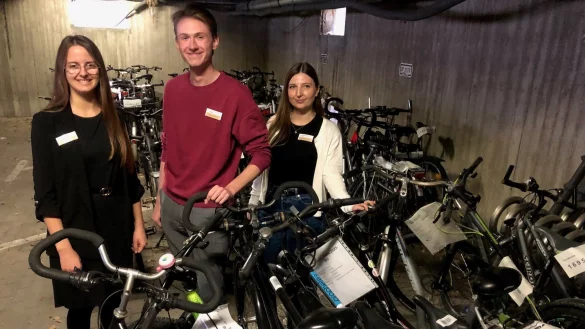 Melissa Klassen, Thomas Koschitzki und Regina Bredemeier (von links) stehen in dem extra gesicherten Rathaus-Keller, in dem die Fahrräder für die Fundsachen-Versteigerung untergbracht sind. Dieses Mal kommen sage und schreibe 74 Drahtesel unter den Hammer. - © Thomas Reineke