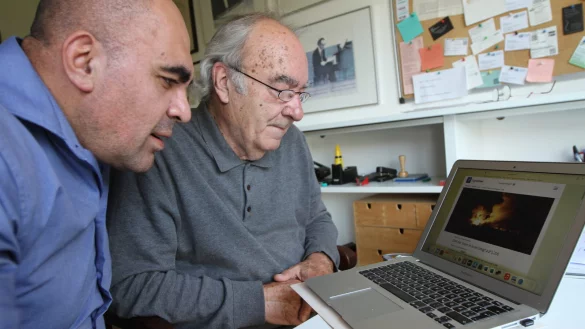 Nihat K&ouml;se vom Islamischen Kommunikationszentrum Detmold (links) und Matitjahu Kellig, der Vorsitzende der j&uuml;dischen Gemeinde Herford/Detmold, verfolgen mit gro&szlig;er Sorge die Nachrichten aus Israel. - &copy; Martin Hostert