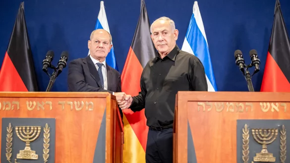 Bundeskanzler Olaf Scholz (SPD) nimmt neben Benjamin Netanjahu (r), Ministerpr&auml;sident von Israel, an einer Pressebegegnung nach dem Gespr&auml;ch teil. Anschlie&szlig;end geht es f&uuml;r den Bundeskanzler weiter zu politischen Gespr&auml;chen nach &Auml;gypten. - &copy; Michael Kappeler