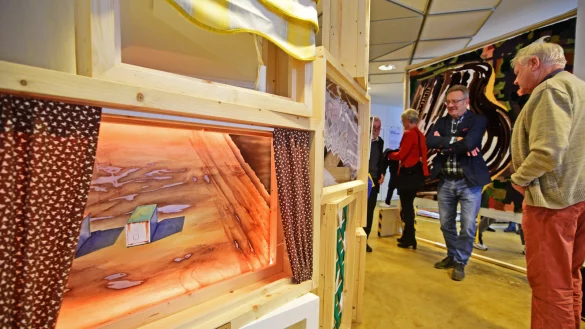 Die Archiv-Boxen zeigen Erinnerungsst&uuml;cke von Meike Lothmanns alter Heimat Keyenberg. - &copy; Nicole Ellerbrake