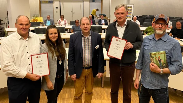 Es freuen sich (von links): J&uuml;rgen Tammoschath und Julia Stein (beide Heimat- und Verkehrsverein Extertal B&ouml;singfeld), Dr. Stefan Wiesekopsieker sowie Cord Br&uuml;ning und Andr&eacute; Sedlazcek (beide Heimatverein Hiddesen). - &copy; Foto: Horst Biere