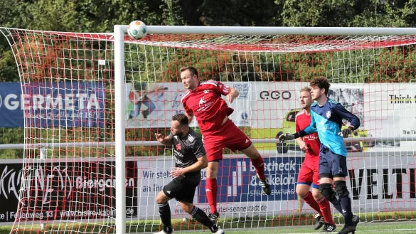 Daniel Rauchschwalbe von der SG Lüerdissen-Entrup ist zur Stelle und rettet kurz vor der Torlinie gegen den Lipperreiher Rene Müller. SG-Torwart Andre Tappe und sein Teamkamerad Timo Pape brauchen nicht einzugreifen. Foto: Oliver König - © Oliver König