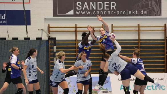Blo&szlig; keinen Ball durchrutschen lassen. Die Blombergerinnen Laetitia Quist und Nieke K&uuml;hne steigen in die H&ouml;he und blocken den Wurf der Buxtehuderin Charlotte K&auml;hr. - &copy; Paul Cohen