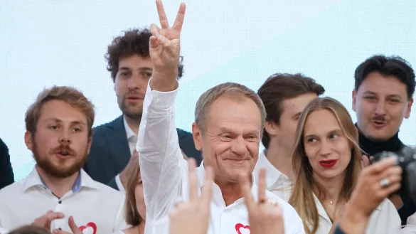 Siegesgewiss: Drei Oppositionsparteien w&auml;ren in der Lage, unter der F&uuml;hrung des fr&uuml;heren EU-Ratspr&auml;sidenten Donald Tusk (Foto) eine neue Regierung zu bilden. Sollte es so kommen, wird sich an Polens Kurs vieles &auml;ndern. - &copy; JANEK SKARZYNSKI