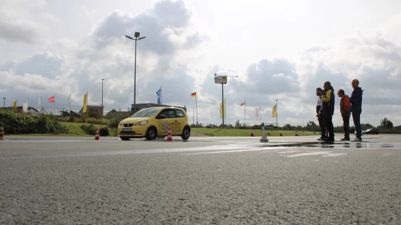 Gefahrenbremsung bei 50 Stundenkilometern. Klaus Nitsche und die Kursteilnehmer schauen zu, ob es klappt. - &copy; Nico D&uuml;llmann