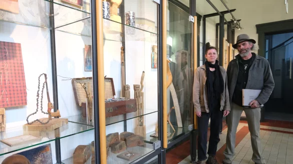 Susen-Ann Sandrock und Nils Grube im Technikum Lage vor einer der Ausstellungsvitrinen. - &copy; Sven Koch