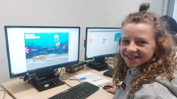 Noemi (11) und ihre Mitschüler programmieren im Informatikunterricht ein Computerspiel. - © Michaela Weiße