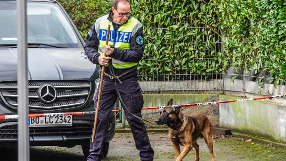 Die Polizei sucht in der Wohnsiedlung im Bielefelder Ortsteil Senne mit Sp&uuml;rhunden nach der Tatwaffe. - &copy; J&uuml;rgen Mahncke