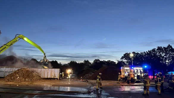 Bei einem Entsorgungsunternehmen an der Ehlenbrucherstra&szlig;e hat es einen kleinen Brand im Freien gegeben. - &copy; Feuerwehr Lage