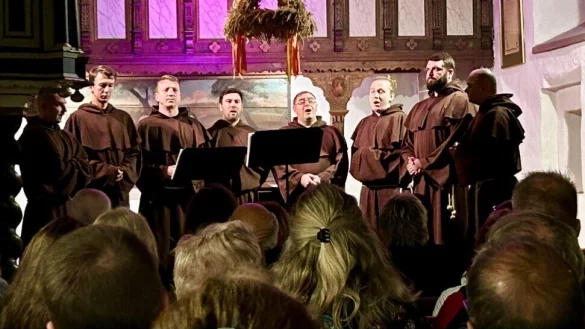 Gregorianischer Gesang erklingt in der evangelischen Kirche zu Schwalenberg - ein besonderer Hörgenuss. - © Karlotta Hensch