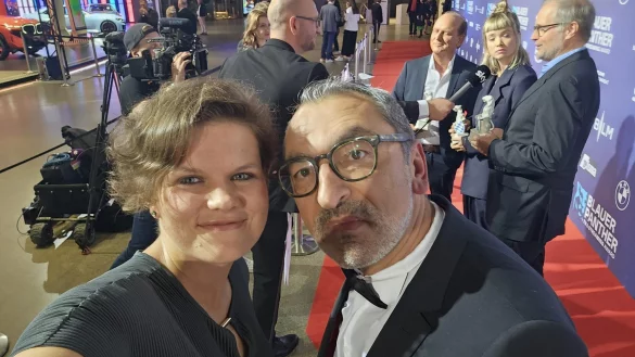 Besuch auf dem Roten Teppich: Janet K&ouml;nig und Erol Kamisli waren tragende S&auml;ulen in der jetzt pr&auml;mierten Dokumentation "Die Kinder von L&uuml;gde - alle haben weggesehen". Im Hintergrund die Macher der Spiegel-TV-Produktion, die im ZDF ausgestrahlt wurde. - &copy; Janet K&ouml;nig