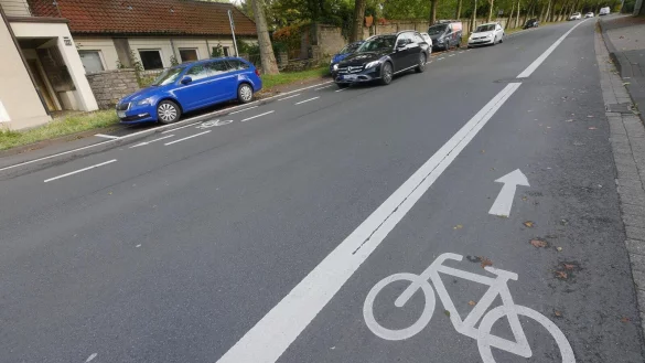 Die von der Stadt vorgeschlagene Variante 1 sieht vor, den Radweg wie im unteren Teil der Blomberger Straße weiterzuführen: bergauf ein durch einen Strich von der Fahrbahn getrennten Radweg mit Wegfall der Parkmöglichkeiten, bergab einen gestrichelten Schutzstreifen, der überfahren werden darf und Erhalt der Parkmöglichkeiten auf dem Randstreifen. - © Jost Wolf