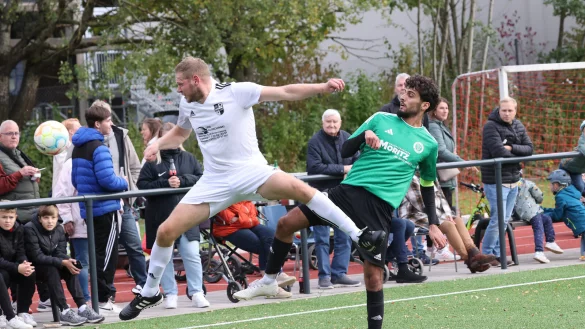 Exertals Dennis Meier klärt vor Wüstens Kapitän Merwan Osso. - © paul cohen