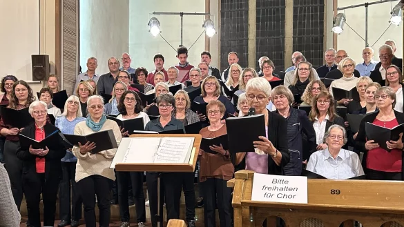 Waltraut Hagemeier erz&auml;hlt von der Entstehung des Almenaer Gemeindechors, bevor das Konzert so richtig los geht. - &copy; Karlotta Hensch