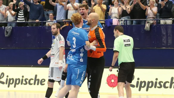 Im Hexenkessel das Feuer entfachen: Das will der TBV mit Lukas Zerbe (hinten) sowie Nikolai Theilinger und Keeper Urh Kastelic (vorne). - © Paul.Cohen