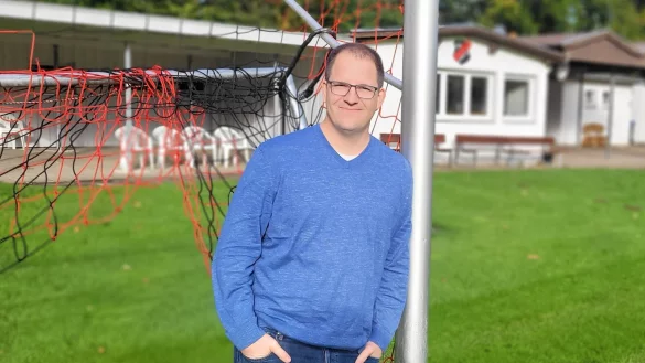 Oliver Westerhaus hat seit 2016 den Vorsitz vom VfL Luerdissen inne. Viel Arbeit, doch er wei&szlig; auch, warum er das macht. - &copy; Katrin Kantelberg