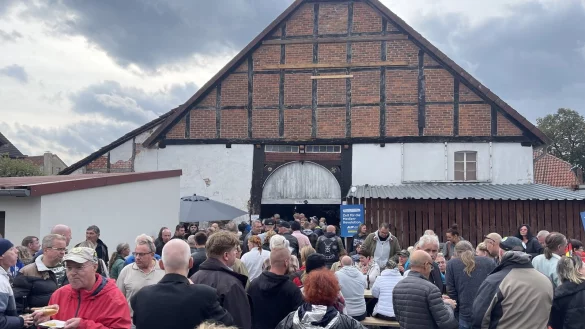 Im Vogtweg 6 ist alle paar Wochen richtig was los. Zur "Aftershow-Party" lud Kellner seine Anhänger nach dem Detmolder Gerichtsprozess per Mikrofon nach Tintrup ein. Hunderte kamen. Die nächste Feier ist schon geplant - Anlass: Am Wochenende wird Kellner 50. - © Silke Buhrmester