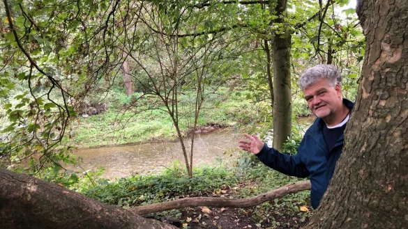 Ein besonderer Ort soll noch besonderer werden. Am sogenannten "Meditationsbaum" plant UWZ-Gesch&auml;ftsf&uuml;hrer Ulrich Kaminsky eine Bank aufzustellen. Der Blick der Nutzer soll dann durch einen gro&szlig;en Rahmen auf die hier flie&szlig;ende Werre fallen. - &copy; Thomas Reineke