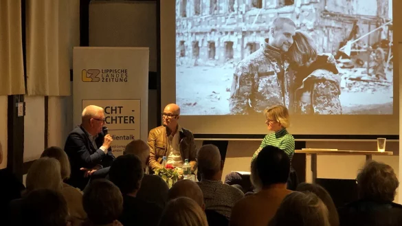 Redakteur und Fotograf Till Mayer (Mitte) bei der LZ-Aktion "Macht-W&auml;chter" im Gespr&auml;ch mit Claudia Biehahn, Leitung der Volkshochschule Detmold-Lemgo, und LZ-Chefredakteur Dirk Baldus. - &copy; Alexandra Schaller