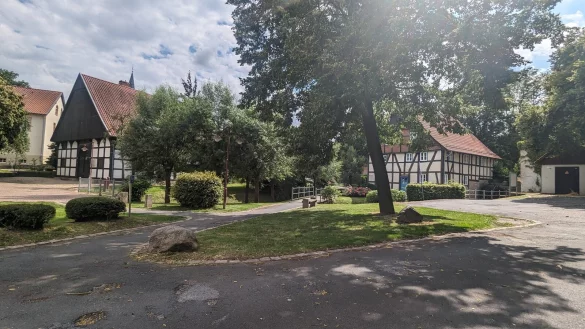 Der Marktplatz in Hohenhausen im herbstlichen Glanz 2023. - &copy; Fotorechte: Gemeinde Kalletal