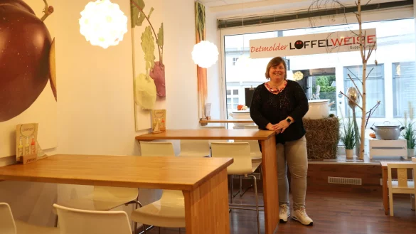 Viviane Tippenhauer steht im "Löffelweise". Das Lokal hat sie vor 13 Jahren eröffnet und selbst eingerichtet. - © Alexandra Schaller
