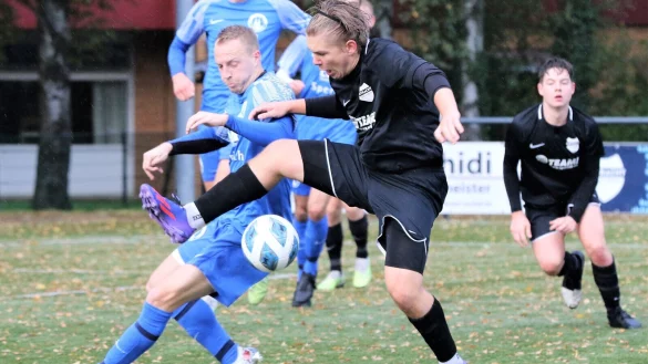 Der Jerxer Maximilian Weiler (dunkles Trikot) legt sich wenig sp&auml;ter den Ball zurecht und schie&szlig;t zum 2:1 ein. Der Lemgoer Oliver Hett ist chancenlos. - &copy; Oliver K&ouml;nig