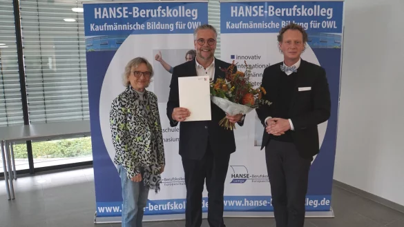 Claudia Eikmann (Bezirksregierung Detmold), Heiko Jucks (neuer Schulleiter am HANSE-Berufskolleg), Dr. Olaf Peterschr&ouml;der (Verwaltungsvorstand Kreis Lippe). - &copy; Hanse-Berufskolleg