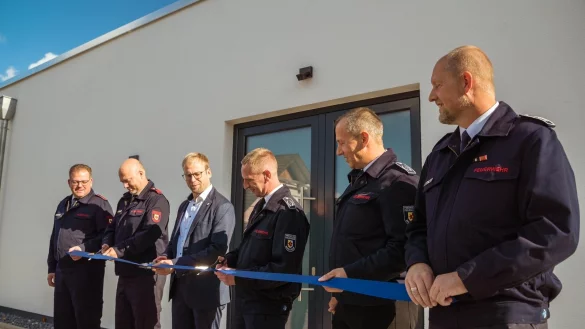 Weihen den Anbau des Feuerwehrger&auml;tehauses ein: Stefan Bruns (stv. Einheitsf&uuml;hrer Barntrup), Robert Bernhagen (stv. Einheitsf&uuml;hret Barntrup), Borris Ortmeier, Ian Thomi (stv. Leiter der Feuerwehr), Stefan Jakob (Leiter der Feuerwehr), Emil Hein (stv. Leiter der Feuerwehr) . - &copy; FreitagTV