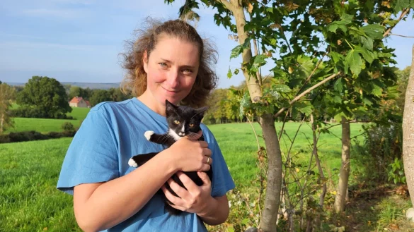 Silke Bergemann mit Katze Smokey, die in der ersten Jahresh&auml;lfte zu ihr kam. - &copy; Freya K&ouml;hring