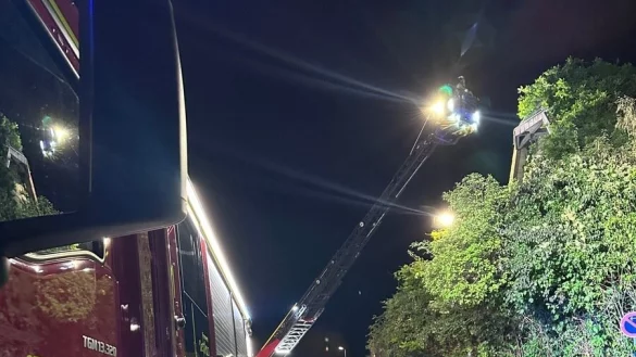 Die Detmolder Wehr &uuml;berpr&uuml;ft eine n&auml;chtliche Rauchentwicklung. - &copy; Feuerwehr Detmold/Christopher Rieks