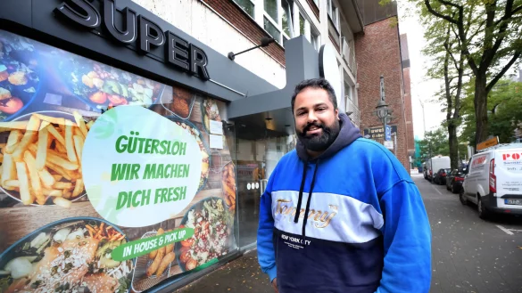 Krijan Selvarajah betreibt schon an der Schlo&szlig;hofstra&szlig;e in Bielefeld ein "Superbowl"-Restaurant. In K&uuml;rze geht es in der zweiten Filiale in der G&uuml;tersloher Innenstadt los. - &copy; Andreas Fr&uuml;cht