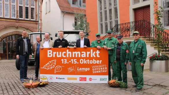 Freuen sich auf den Bruchmarkt: (von links) Heiko Marx (Lemgo Marketing), Thomas Petersen (Strate Brauerei Detmold), Michael Bruhn (Autohaus Stegelmann Lemgo), Leon Dertwinkel (BMW Becker-Tiemann Lemgo), Christoph Vieregge (Sparkasse Lemgo), Frank Buba, Friedrich Fasse, G&uuml;nter Freitag und G&uuml;nter P&ouml;rtner ("Die Lipper"). - &copy; Chiara Wibbeke