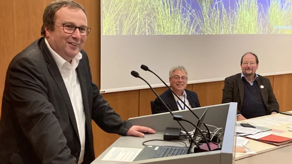 Oliver Krischer, Umweltminister des Landes NRW, sowie Herbert Dehmel und Karsten Otte (v. l.) von der Bezirkskonferenz Naturschutz OWL. - &copy; Matthias Bungeroth