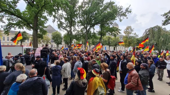 In der Schar seiner J&uuml;nger: Influencer Tim Kellner wird umringt von Anh&auml;ngern und Gesinnungsgenossen. Gut 500 kamen nach Sch&auml;tzungen der Polizei nach Detmold. - &copy; Marianne Schwarzer