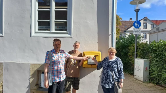 Die Mitglieder des Werkstattrats, Olaf Wegemann, Michael Mehltretter und Gaby Fl&uuml;gge-Quent (von links), werfen die Unterschriften in einen Briefkasten ein. - &copy; Lebenshilfe Detmold