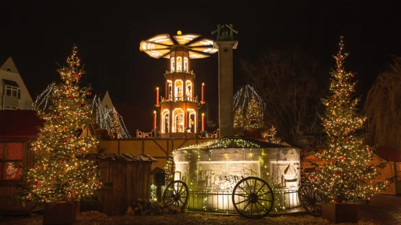 Die zw&ouml;lf Meter hohe Weihnachtspyramide dreht sich ab dem 27. November wieder auf dem Salzhof. - &copy; Vera