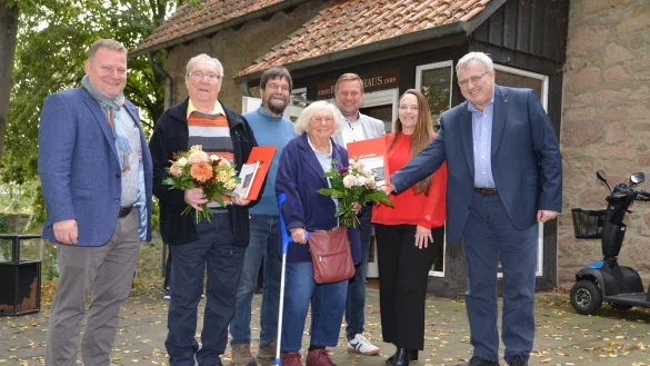 Die Jubilare Friedrich Rinsche (Zweiter von links) und Jutta Streffing (Vierte von links) feierten zusammen mit Thorsten Klatt van Eupen (Stadtverbandsvorsitzender), Gottfried Eichhorn, Alexander Baer (MdL), Katrin Freiberger (SPD-Kreisvorsitzende) und Michael Reuter (Ortsvereinsvorsitzender) das 120j&auml;hrige Bestehen des SPD Ortsvereins Blomberg. - &copy; R&uuml;diger Haase