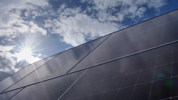 Die geplante Freifl&auml;chen-Photovoltaikanlage am Schiedersee soll von der Gesellschaft "Photovoltaik Deponie D&ouml;rentrup" umgesetzt werden. - &copy; Symbolfoto: Pixabay