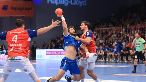 In Hamburg ging es Tim Suton an die W&auml;sche. Hier nimmt sein Ex-Kollege Dani Baijens einen Trikottest vor. Andreas Magaard (links) muss nicht mehr eingreifen. - &copy; Lobeca/RH